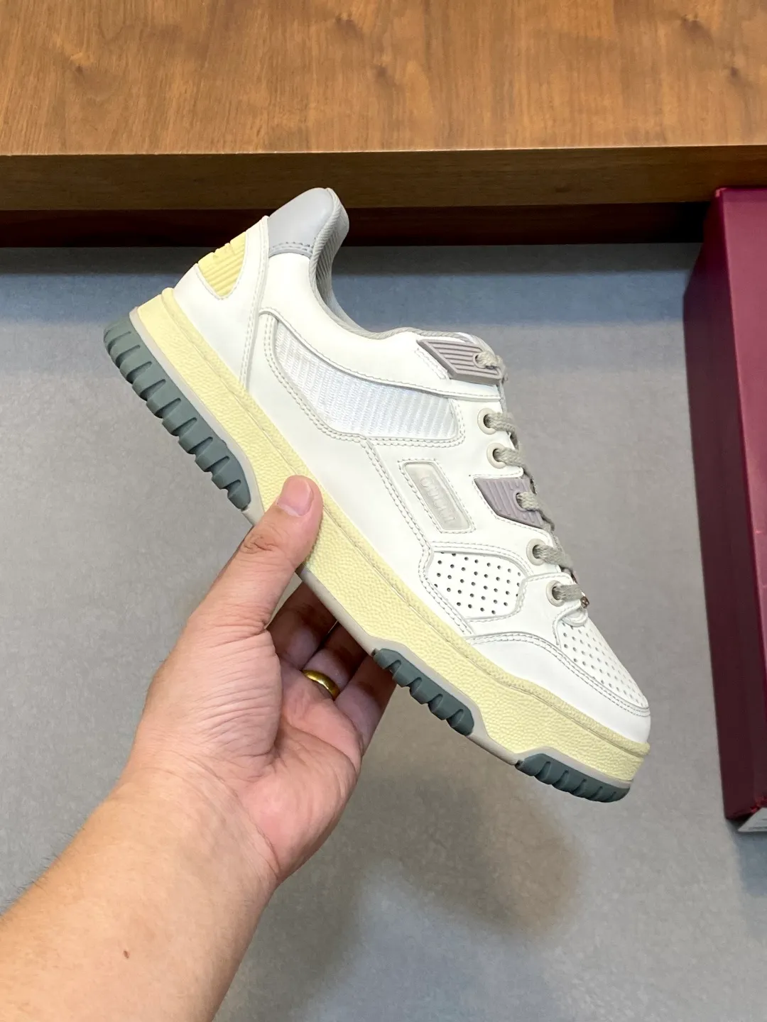 Men's Shoes 💰660 𝐆𝐮𝐜𝐜𝐢 𝐑𝐞-𝐖𝐞𝐛 As the first sneaker created by Sabato De Sarno for Gucci, the Re-Web series reinterprets the brand's classic stripes and sets off the modern silhouette design with bold and unique details. These shoes are crafted from white leather. This new sneaker is ingeniously decorated with many of the brand's classic details, and is equipped with a bright red and green webbing tongue, which will make people fall in love at first sight. White leather treated with a special process for softness and luster, with an embossed grainy texture. Script Gucci logo and interlocking G web label with Interlocking G and script Gucci logo. Rubber outsole with interlocking G detail eyelets. Web tongue. Size: 39-44 (customized for sizes 38 and 45)